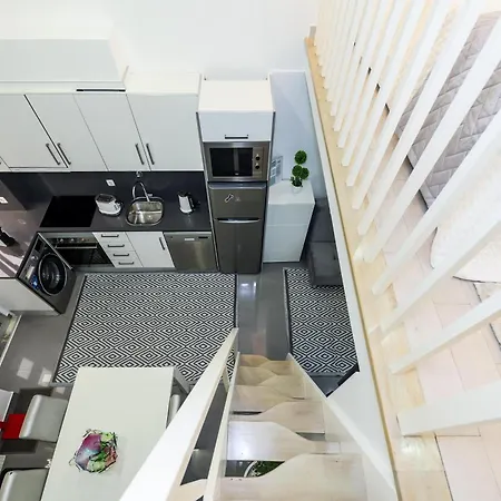 Dina House נאזרה