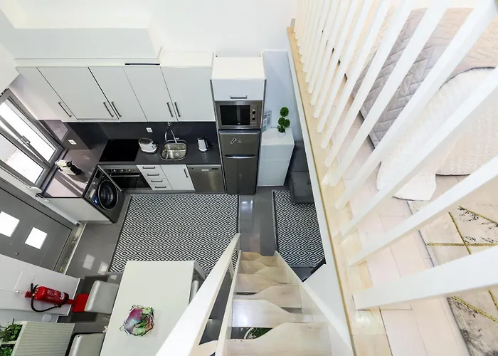 Dina House נאזרה