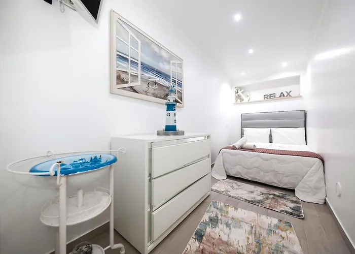 Dina House * 纳扎雷